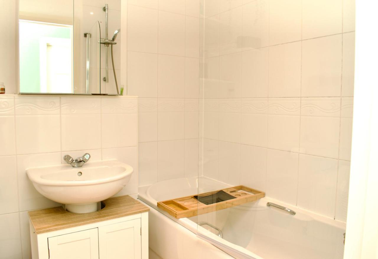 Beautiful 1-Bed Apartment In Redhill Redhill  Zewnętrze zdjęcie